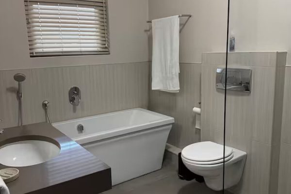 suite-vos-full-bathroom-1-image-2