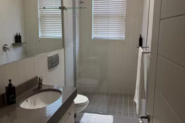suite-vos-full-bathroom-1-image-3